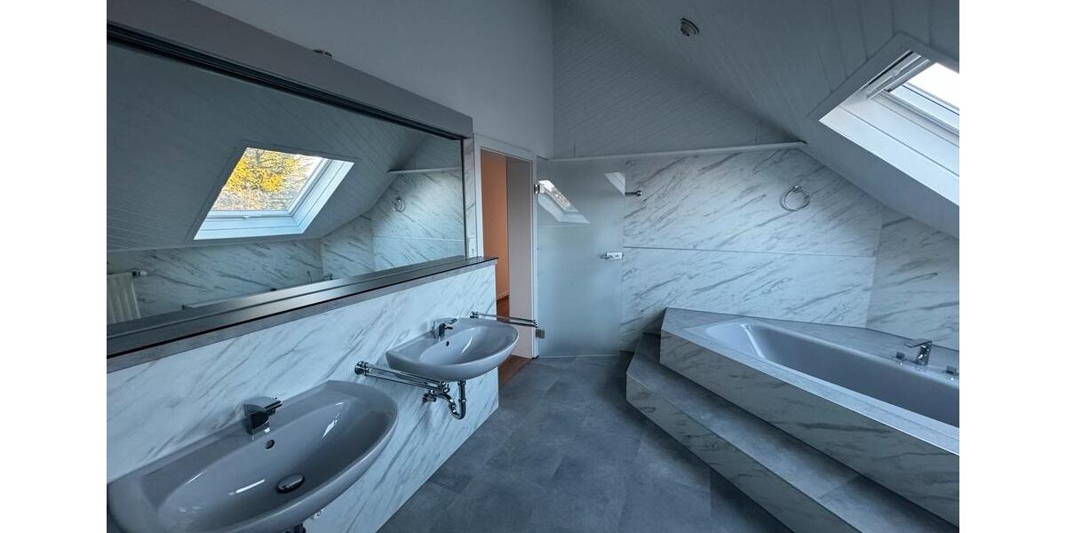 Dachgeschoßwohnung Iserlohn Sümmern - 3 Zimmer, 134 m&sup2;, 1.500&euro; | Angebot:24934997