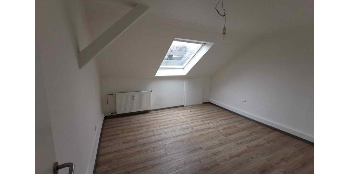 Dachgeschoßwohnung Wuppertal Gemarkung Barmen - 6 Zimmer, 120 m&sup2;, 900&euro; | Angebot:25283149