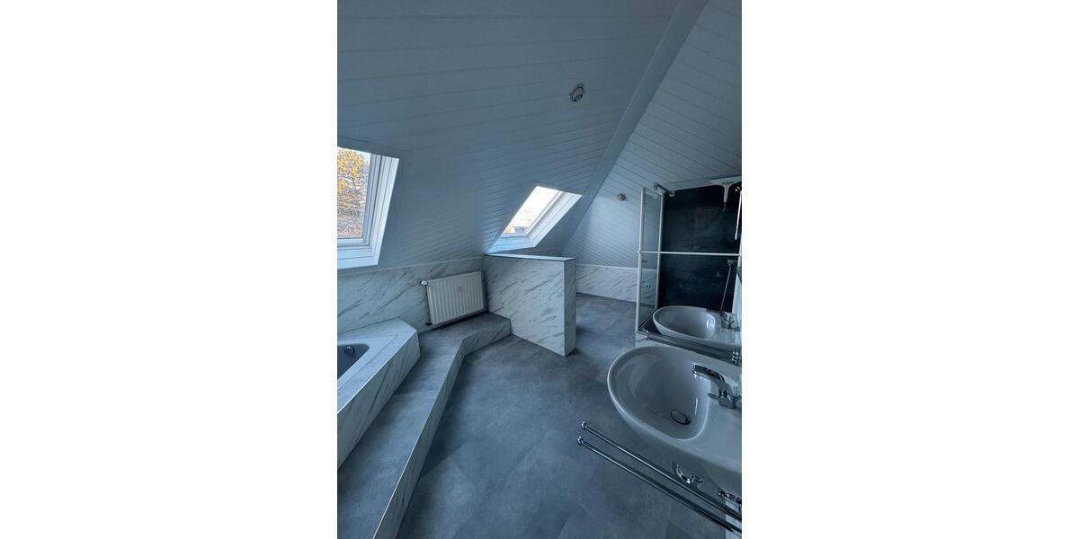 Dachgeschoßwohnung Iserlohn Sümmern - 3 Zimmer, 134 m&sup2;, 1.500&euro; | Angebot:27536600